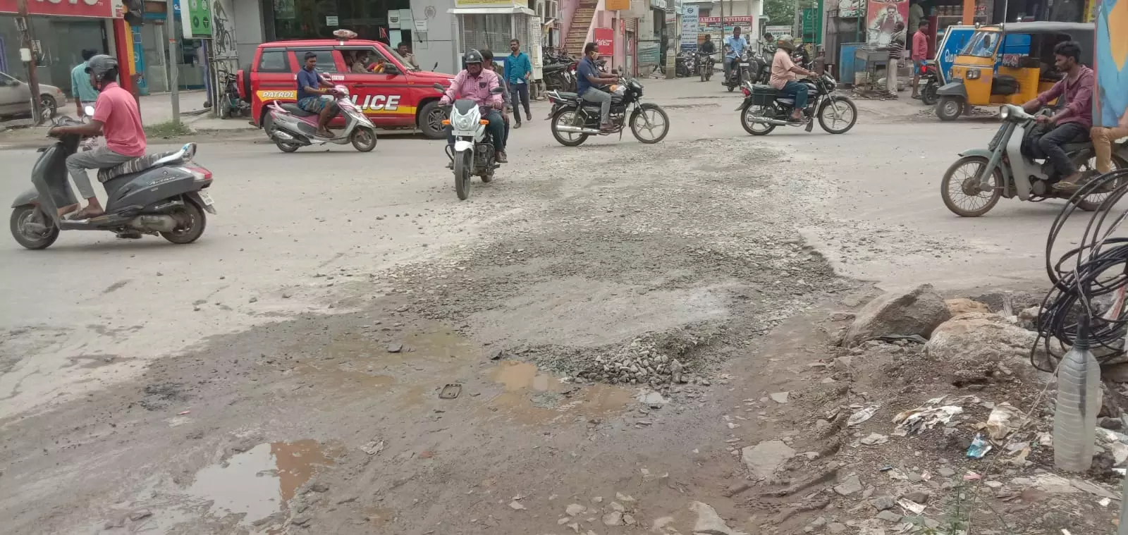 குண்டும், குழியுமான சாலை குண்டும், குழியுமான சாலை