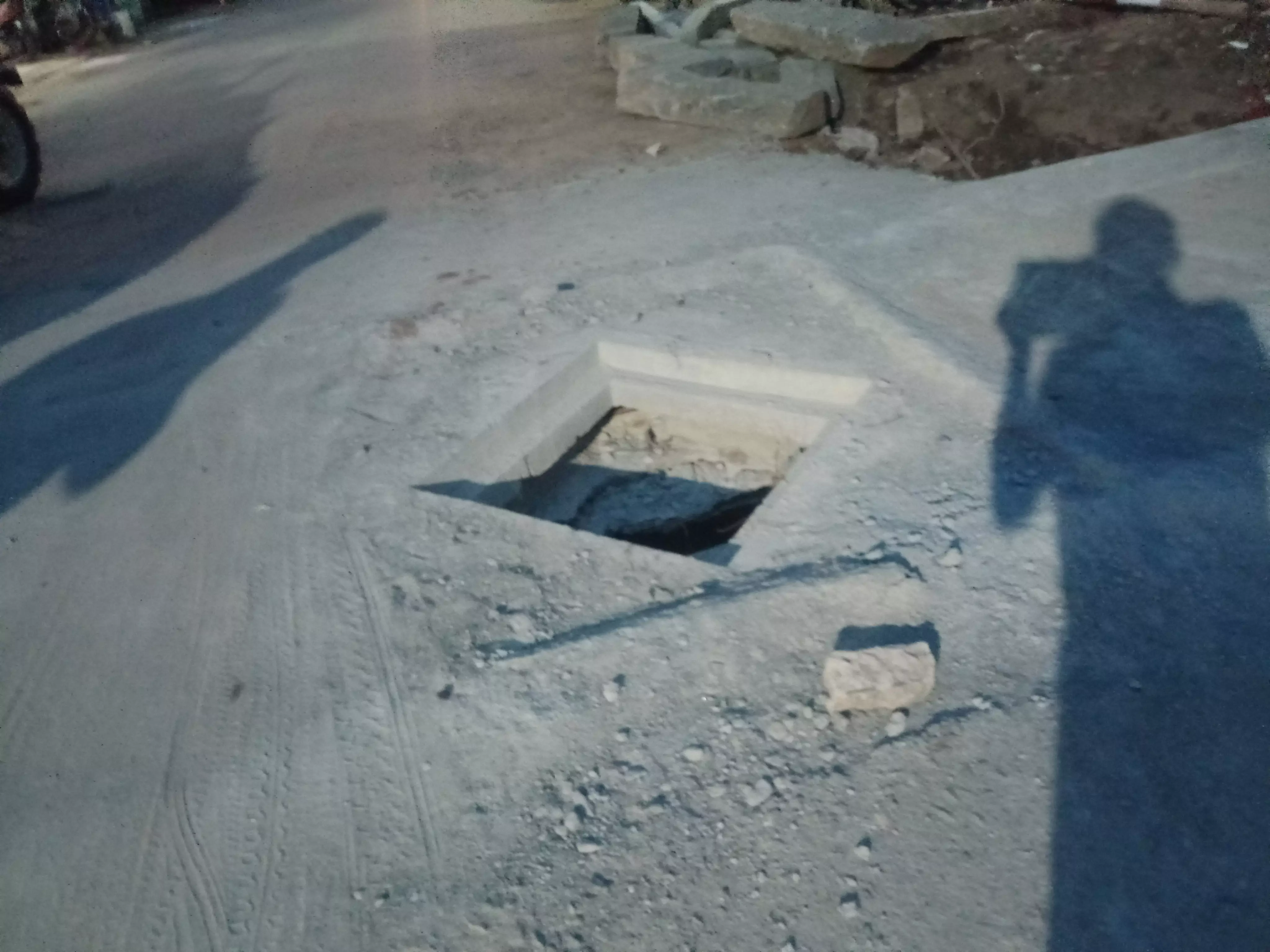 மூடி இல்லாத பாதாள சாக்கடை