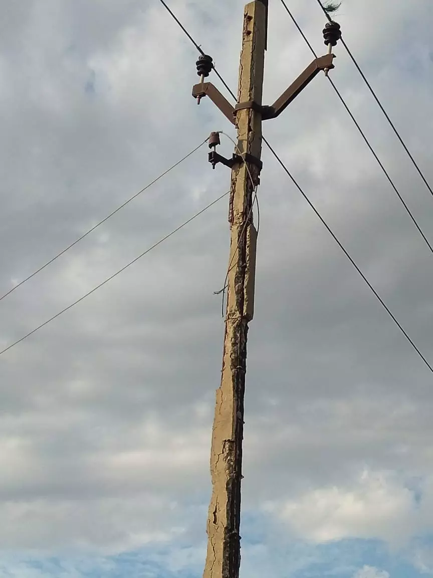 எலும்பு கூடான மின்கம்பம் எலும்பு கூடான மின்கம்பம்