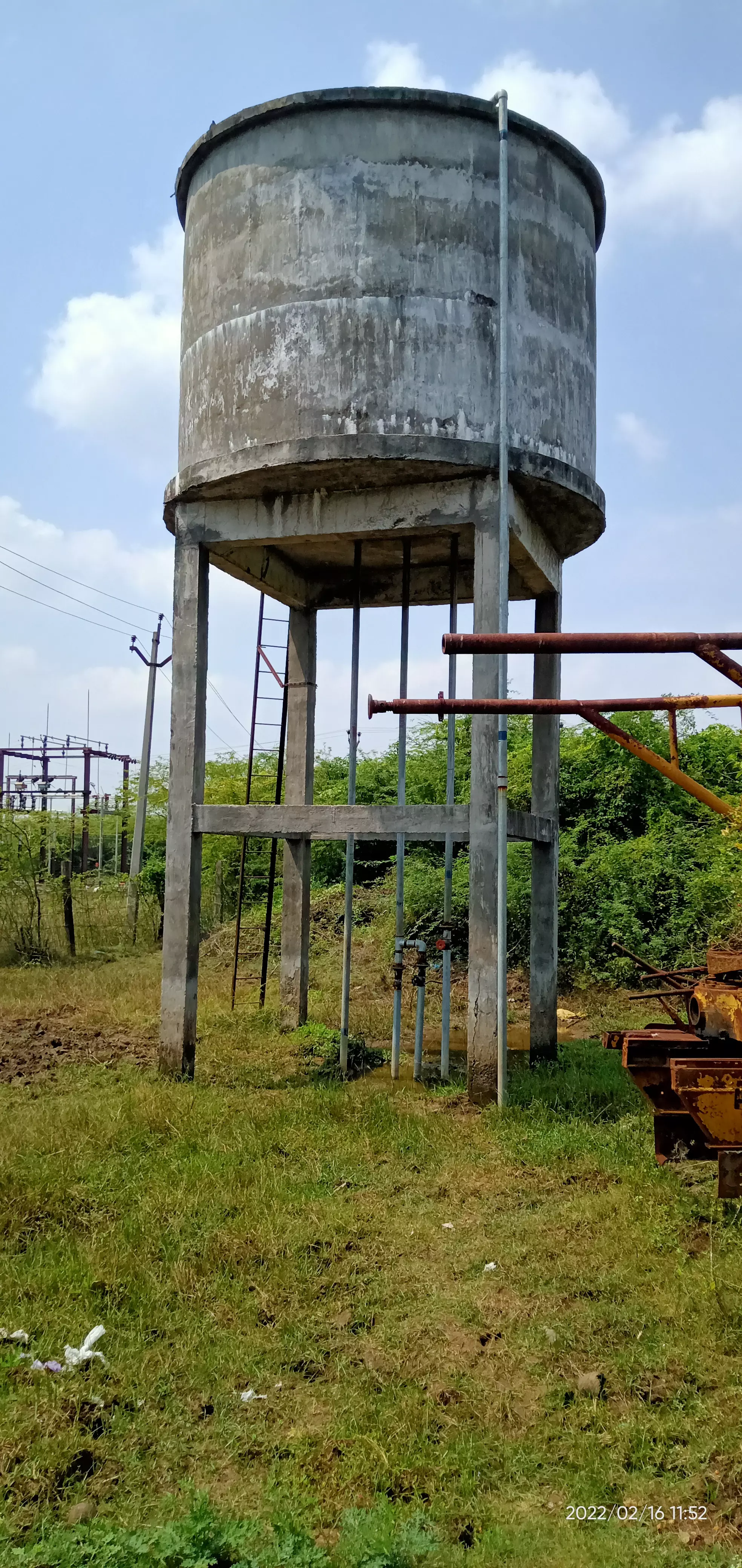 ஆபத்தான நிலையில் தண்ணீர் தொட்டி ஆபத்தான நிலையில் தண்ணீர் தொட்டி