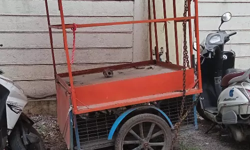 நீண்ட நாட்களாக நிற்கும் தள்ளுவண்டி