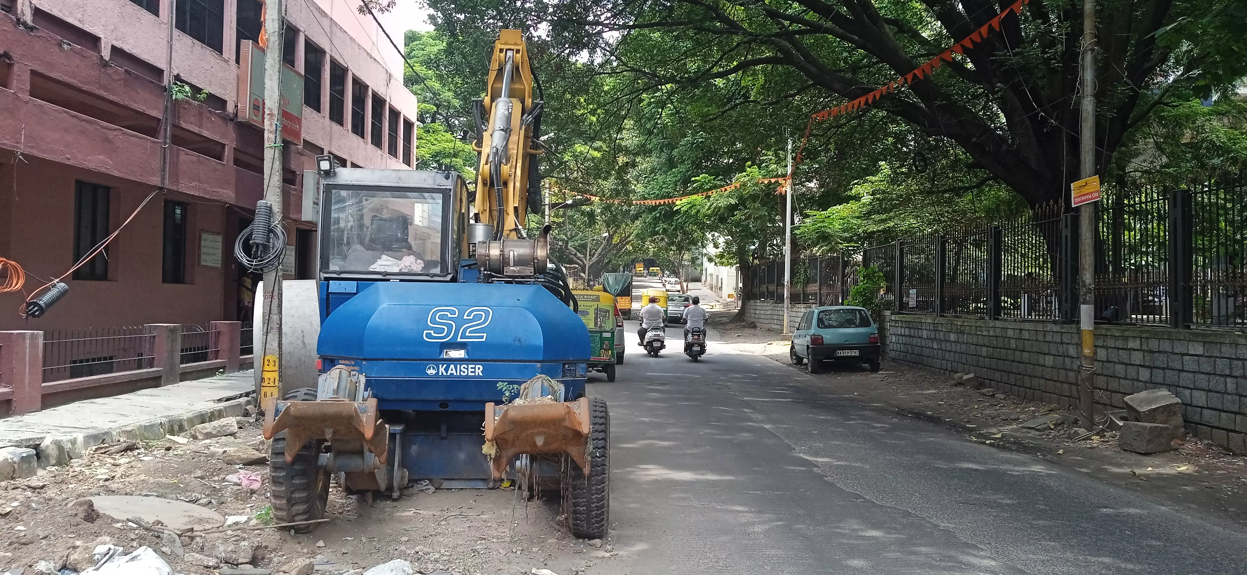 போக்குவரத்துக்கு இடையூறாக நிற்கும் பொக்லைன் எந்திரம் போக்குவரத்துக்கு இடையூறாக நிற்கும் பொக்லைன் எந்திரம்