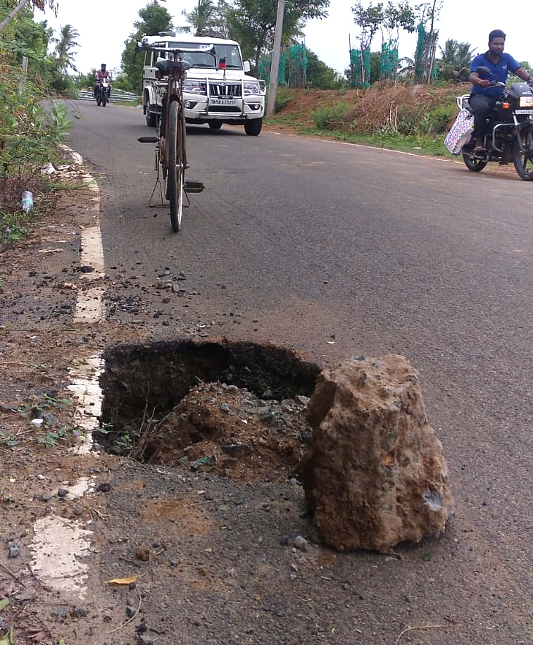 சாலையில் ஆபத்தான பள்ளம் சாலையில் ஆபத்தான பள்ளம்