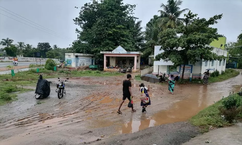 பள்ளி அருகே தேங்கும் மழைநீர் பள்ளி அருகே தேங்கும் மழைநீர்
