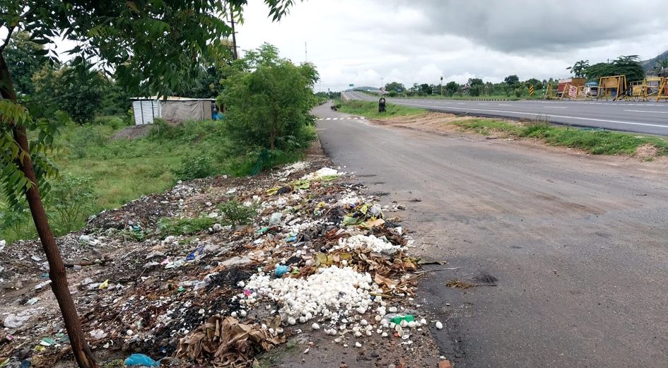 சாலை ஓரத்தில் குப்பைகள்