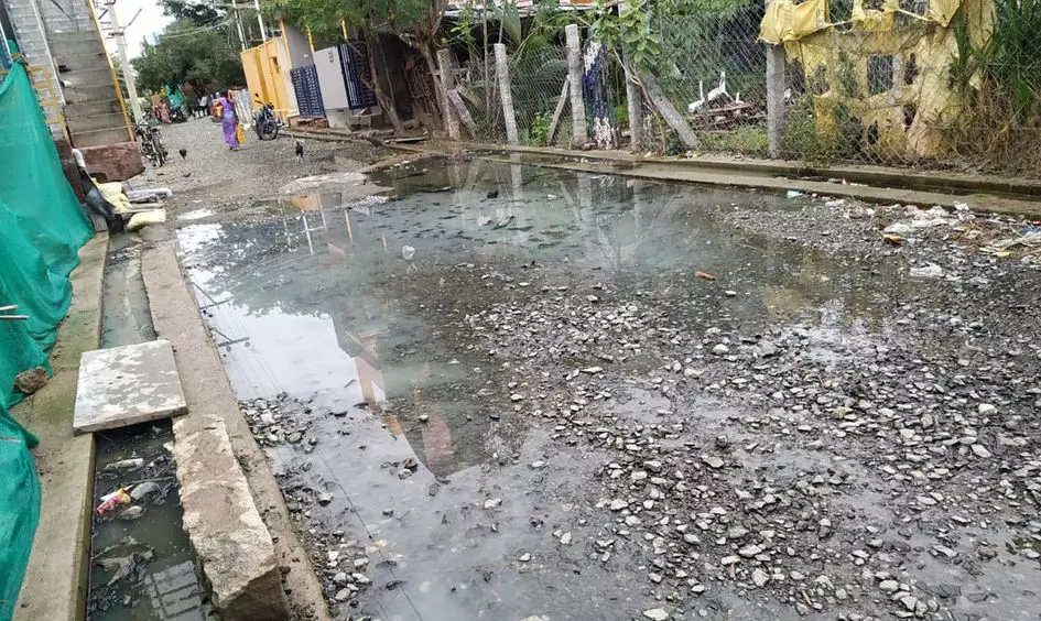 தெருவில் தேங்கிய கழிவுநீர் தெருவில் தேங்கிய கழிவுநீர்