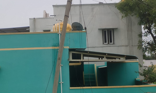 சாய்ந்த நிலையில் மின் கம்பம்