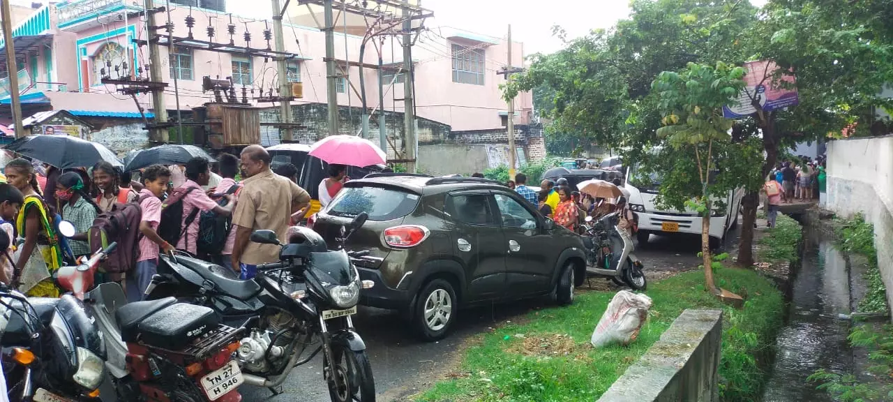 வாகனங்களால் மாணவர்கள் அவதி