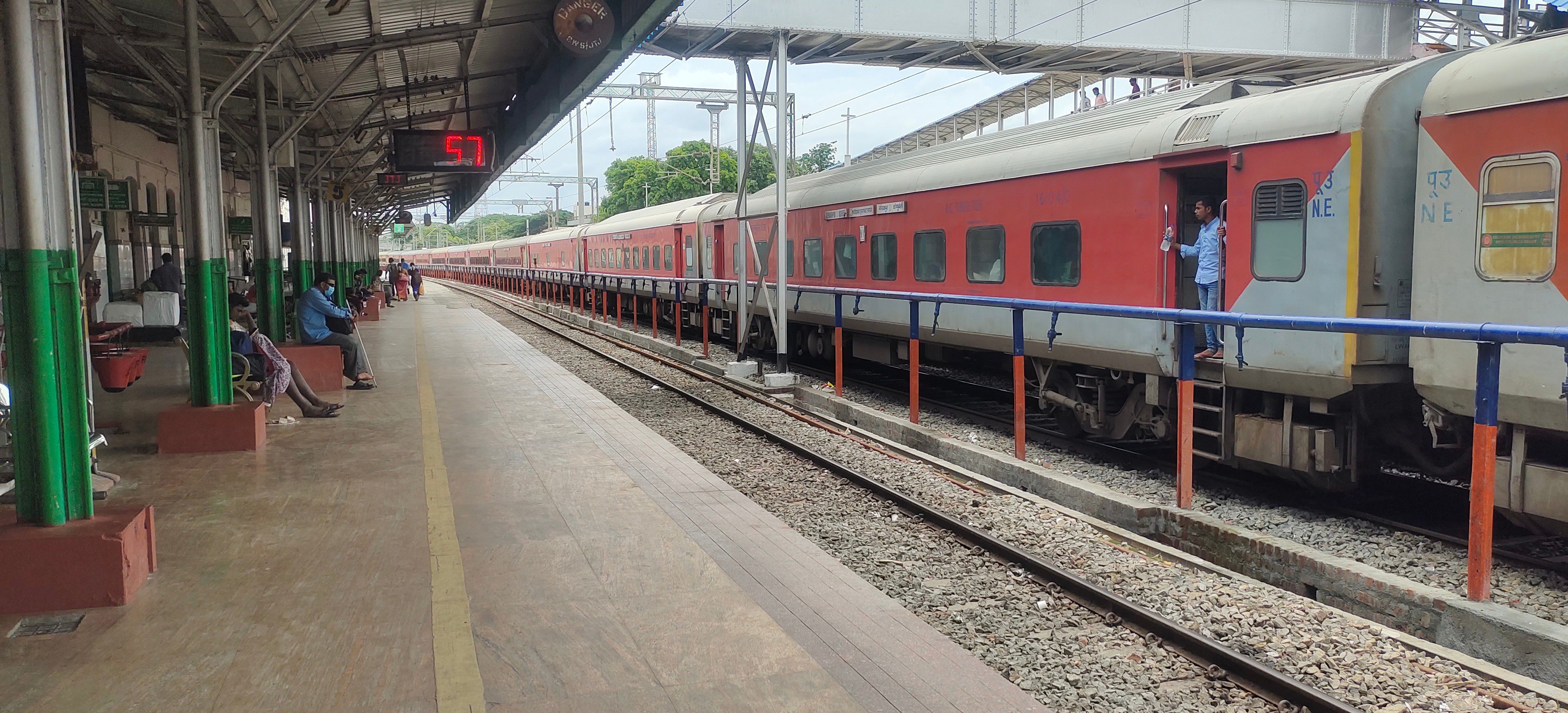 ரெயில் நிலைய நடைமேடையில் ஒளிர் பலகை வைக்க வேண்டும் ரெயில் நிலைய நடைமேடையில் ஒளிர் பலகை வைக்க வேண்டும்