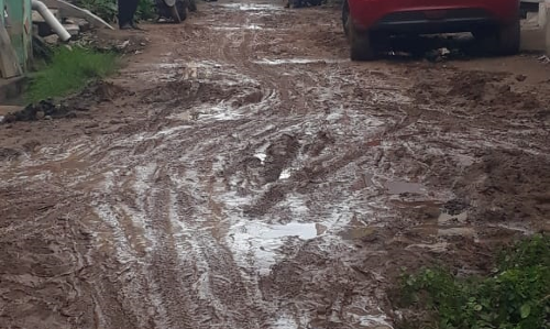 சேறும், சகதியுமான சாலை