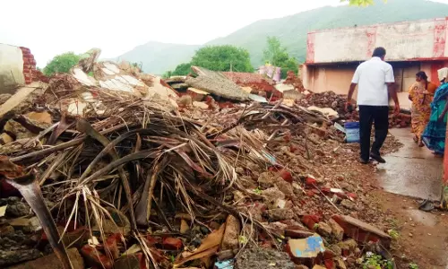 தடைபட்டிருக்கும் பள்ளி கட்டிட பணிகள்