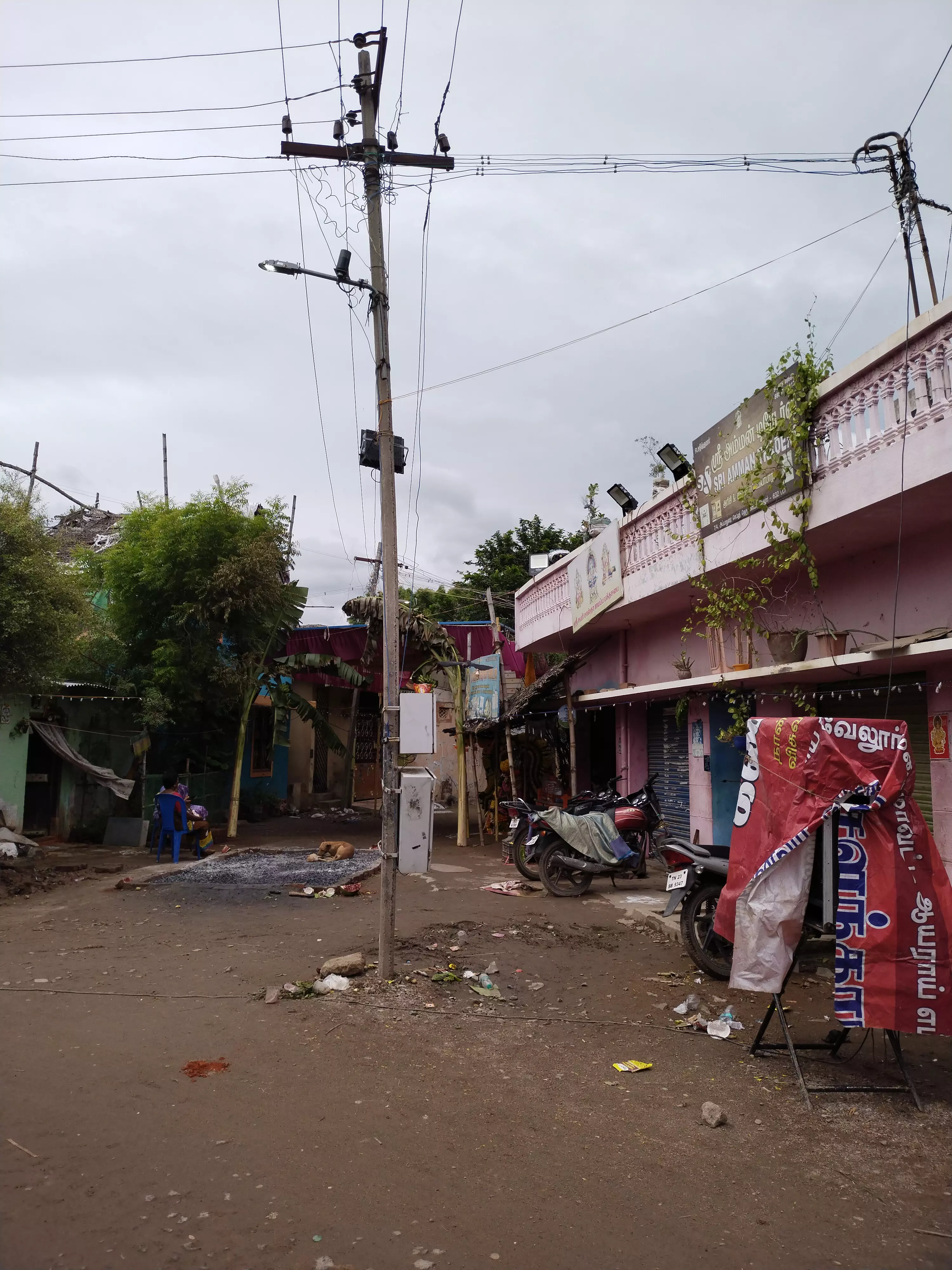 மின்கம்பத்தை மாற்றியமைக்கவேண்டும் மின்கம்பத்தை மாற்றியமைக்கவேண்டும்