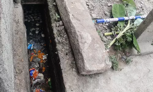 வாருகாலை சூழ்ந்த குப்பைகள்