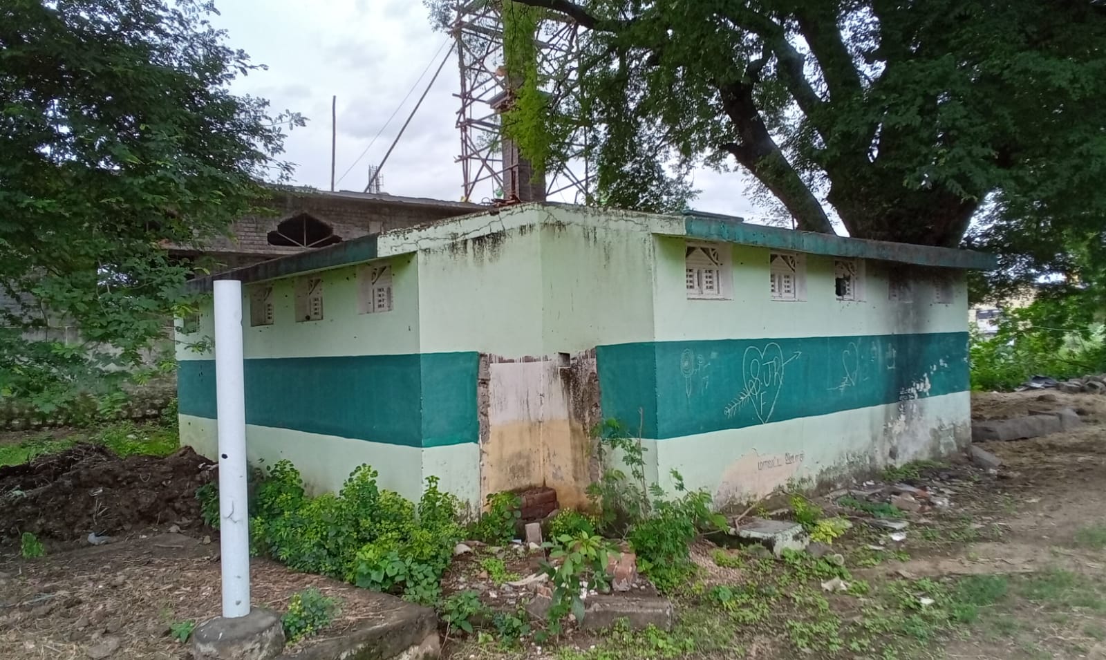 திறப்பு விழா காணாமலேயே சேதமடையும் கட்டிடம்