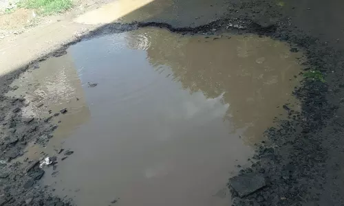 சாலையில் பள்ளம்