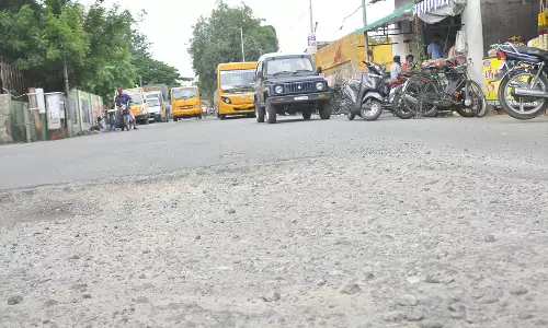 குண்டும்-குழியுமான சாலை குண்டும்-குழியுமான சாலை