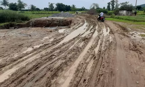 பாலம் கட்டும் பணியால் சகதியாக மாறிய சாைல