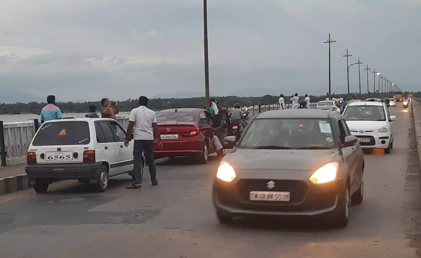 பாலத்தில் நிறுத்தப்படும் வாகனங்களால் போக்குவரத்து நெரிசல் பாலத்தில் நிறுத்தப்படும் வாகனங்களால் போக்குவரத்து நெரிசல்