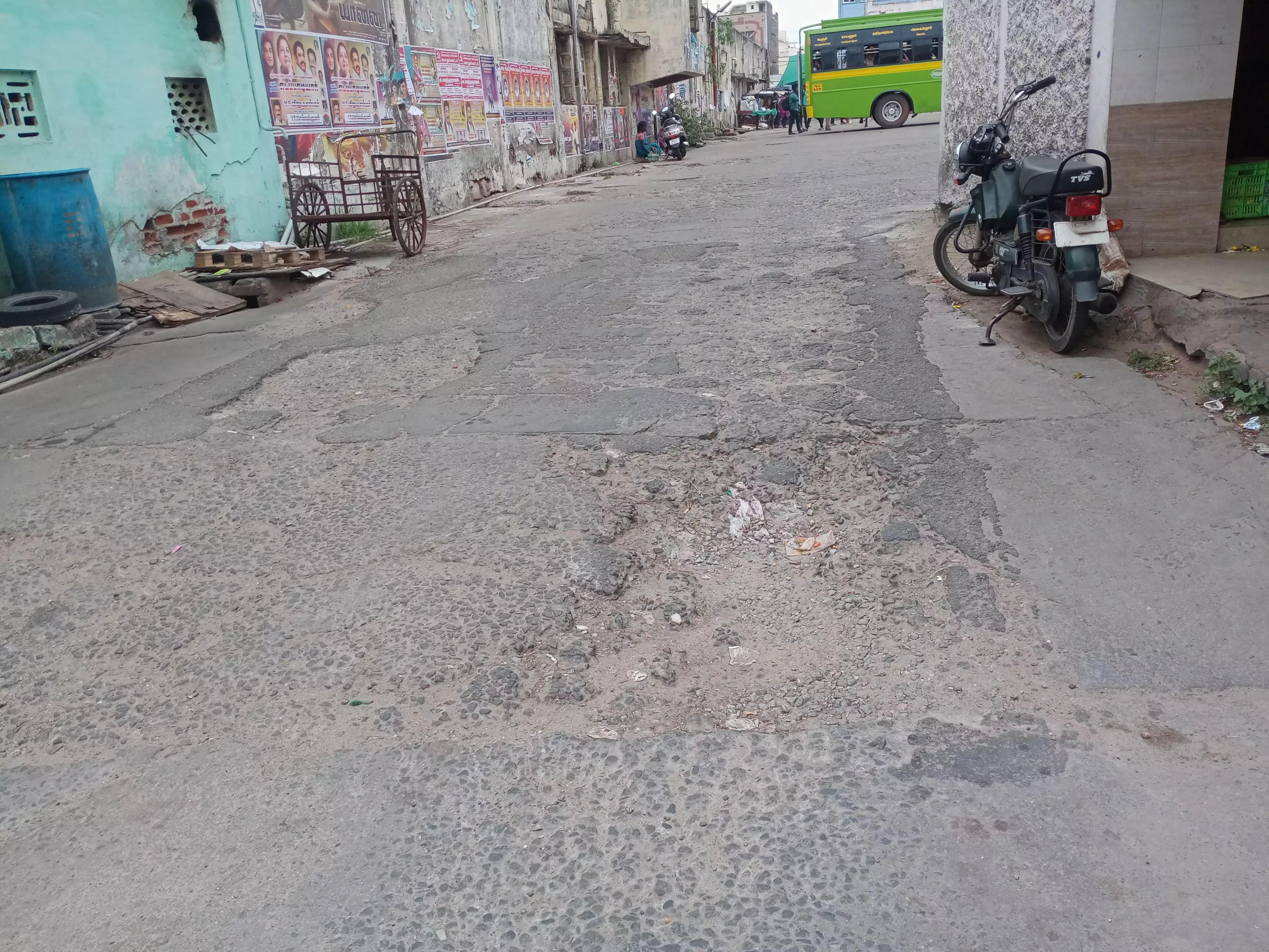 குண்டும், குழியுமான சாலை