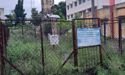 மாழைமானி நிலையத்தை சூழ்ந்த முட்புதர்கள்