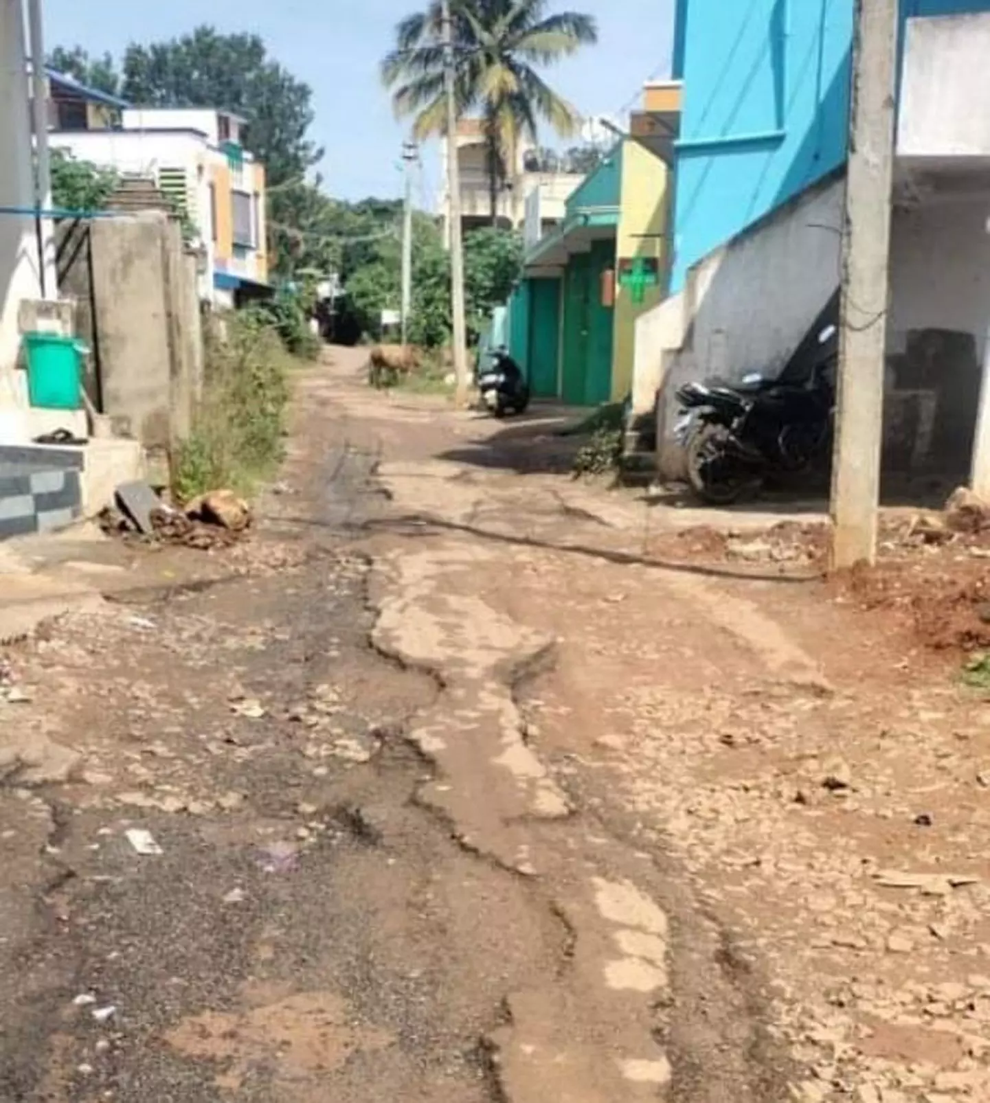 சாலையை சீர் செய்ய வேண்டும் சாலையை சீர் செய்ய வேண்டும்