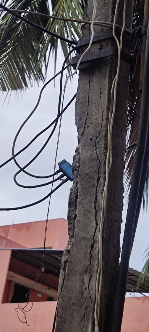 உடைந்த நிலையில் மின்சார கம்பம்