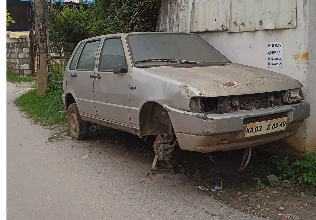 சாலையோரம் நிற்கும் காரால் இடையூறு