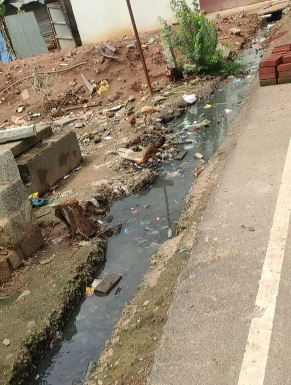 சாக்கடை கால்வாய் சேதம் சாக்கடை கால்வாய் சேதம்