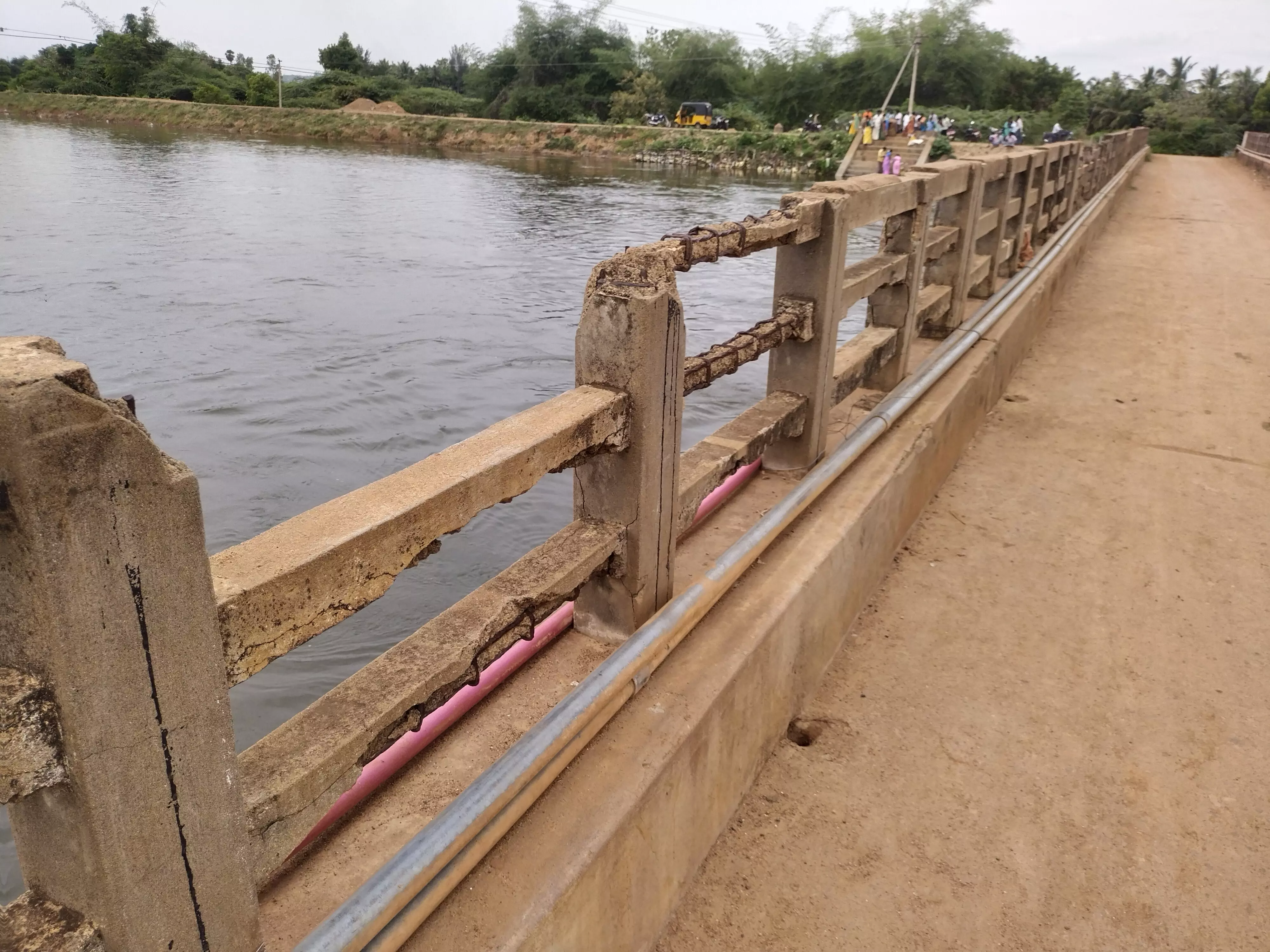 பாலத்தில் தடுப்புச்சுவர் சீரமைக்கப்படுமா?