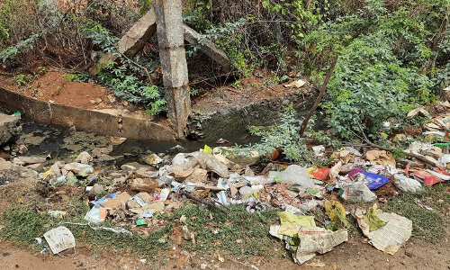 சாக்கடை கால்வாயில் குப்பைகள் சாக்கடை கால்வாயில் குப்பைகள்