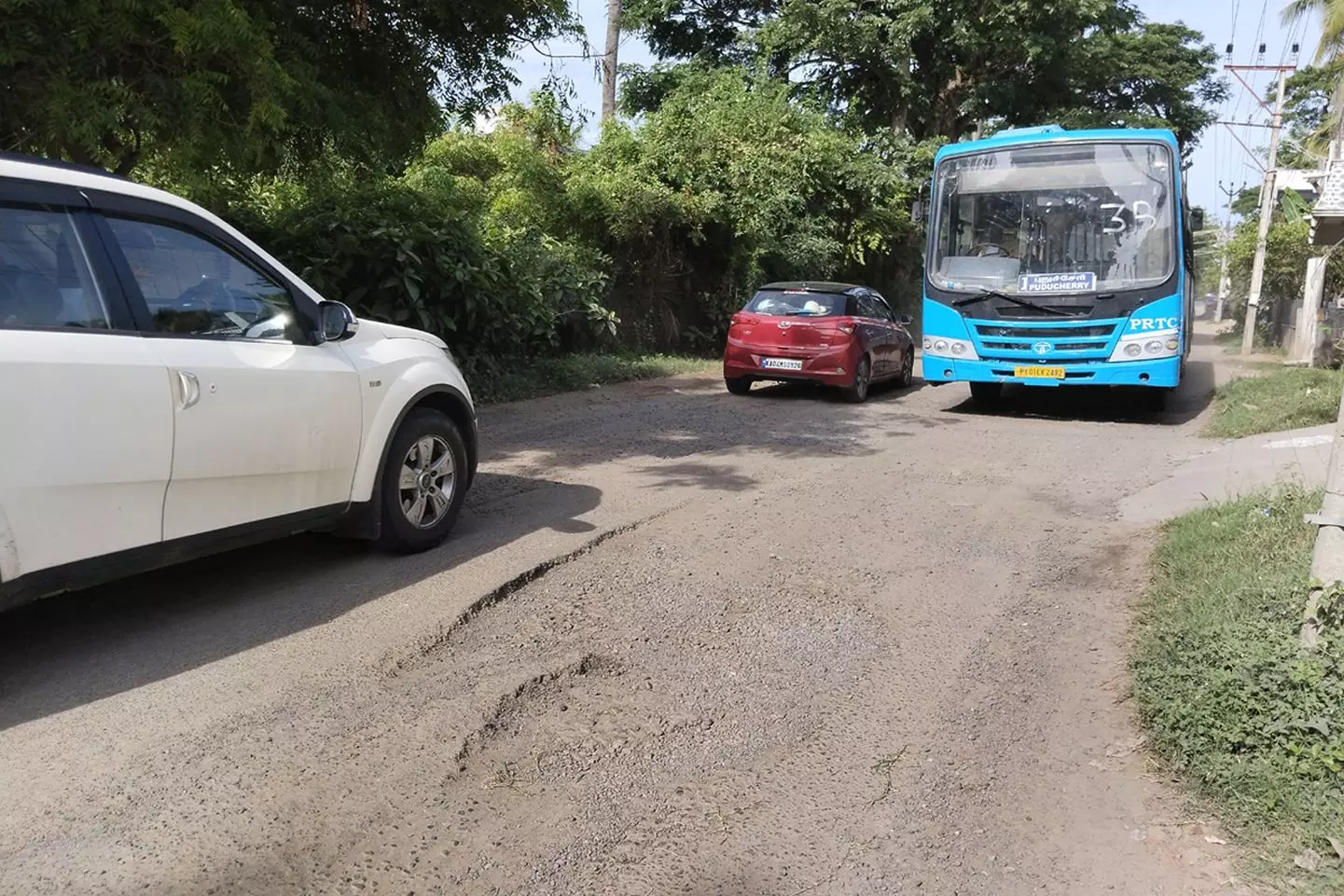 குண்டும், குழியுமான சாலை குண்டும், குழியுமான சாலை