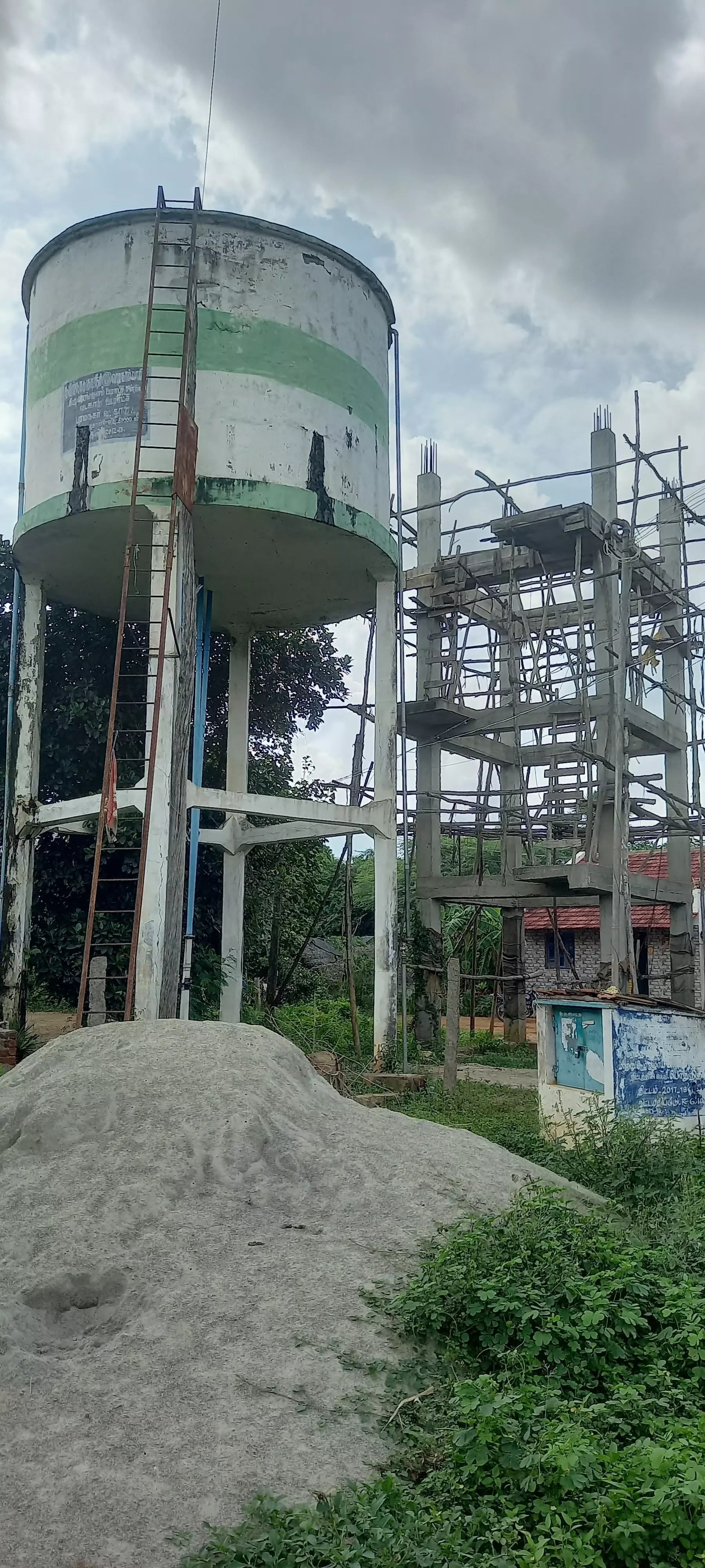 குடிநீர் தொட்டியை விரைந்து கட்ட கோரிக்கை குடிநீர் தொட்டியை விரைந்து கட்ட கோரிக்கை