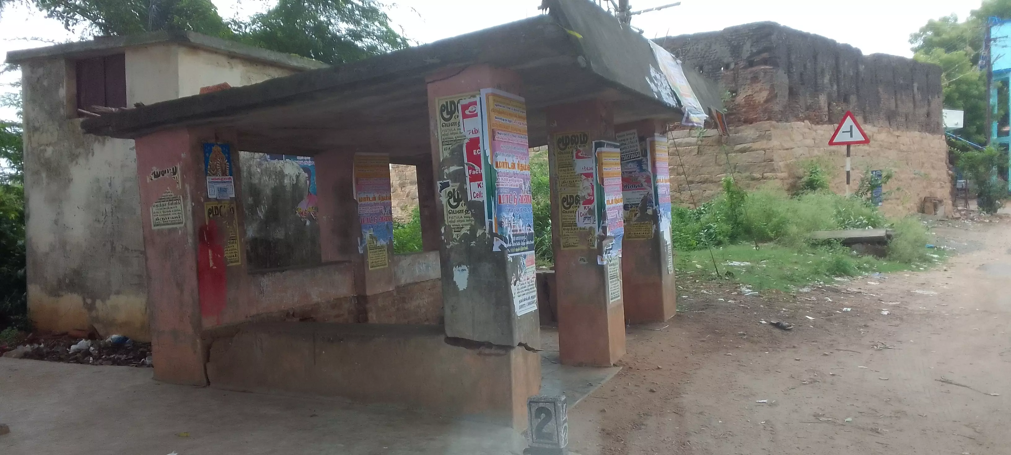 பழுதடைந்த நிழற்குடை