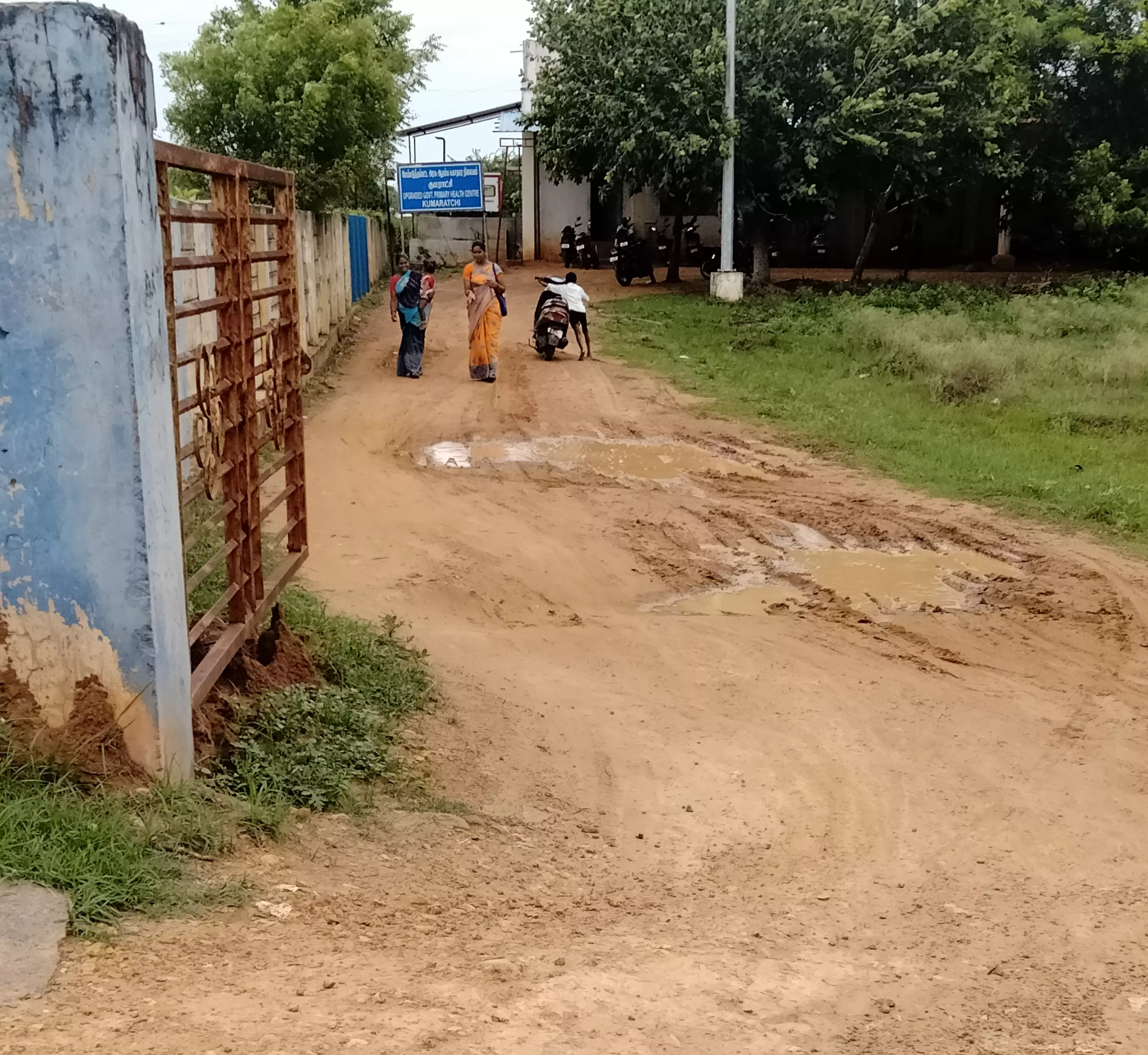 குண்டும், குழியுமான சாலை