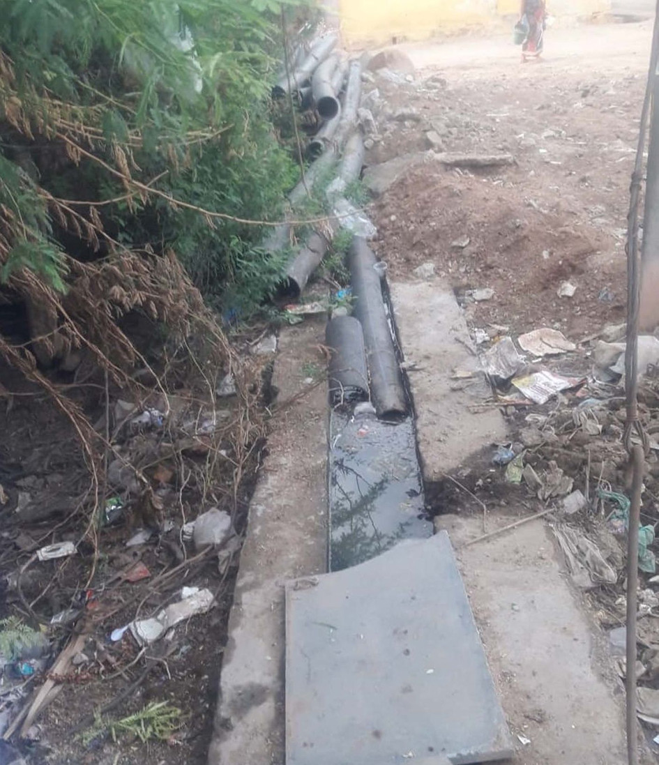 கழிவுநீரில் மிதக்கும் குடிநீர் குழாய்கள் கழிவுநீரில் மிதக்கும் குடிநீர் குழாய்கள்