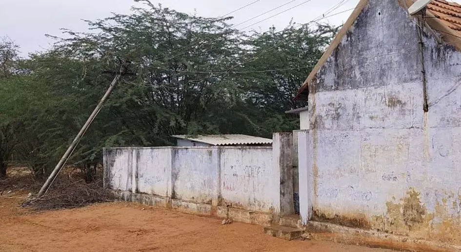 சாய்ந்து கிடக்கும் மின்கம்பம்