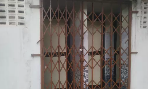 பூட்டிக்கிடக்கும் சுகாதார வளாகம் பூட்டிக்கிடக்கும் சுகாதார வளாகம்