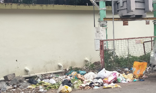 பள்ளி முன்பு குப்பை கிடங்கு பள்ளி முன்பு குப்பை கிடங்கு