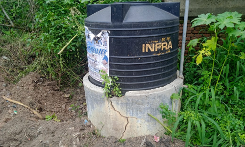 சேதமடைந்த குடிநீர் தொட்டி