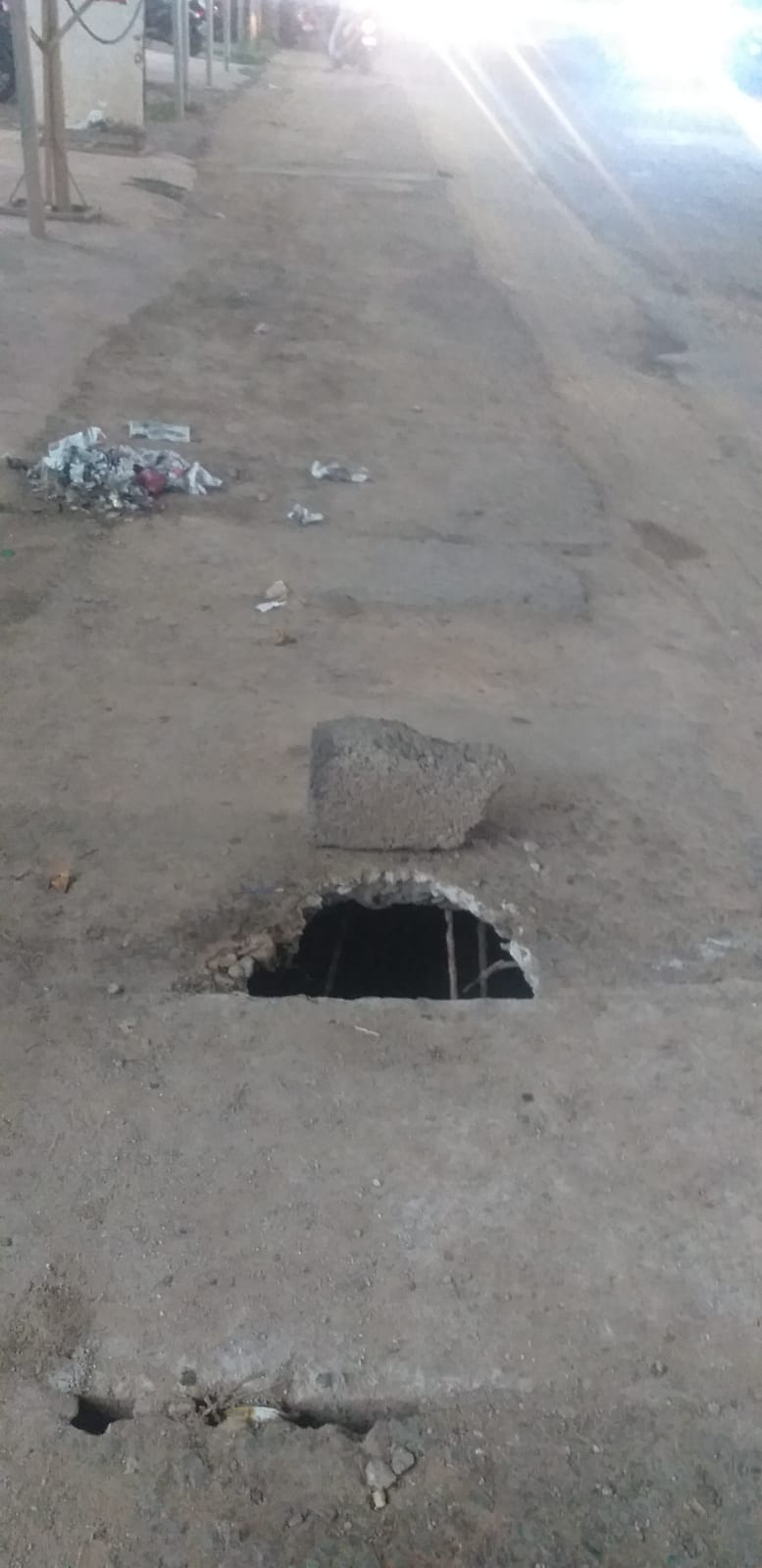 நடைபாதையில் ஆபத்து