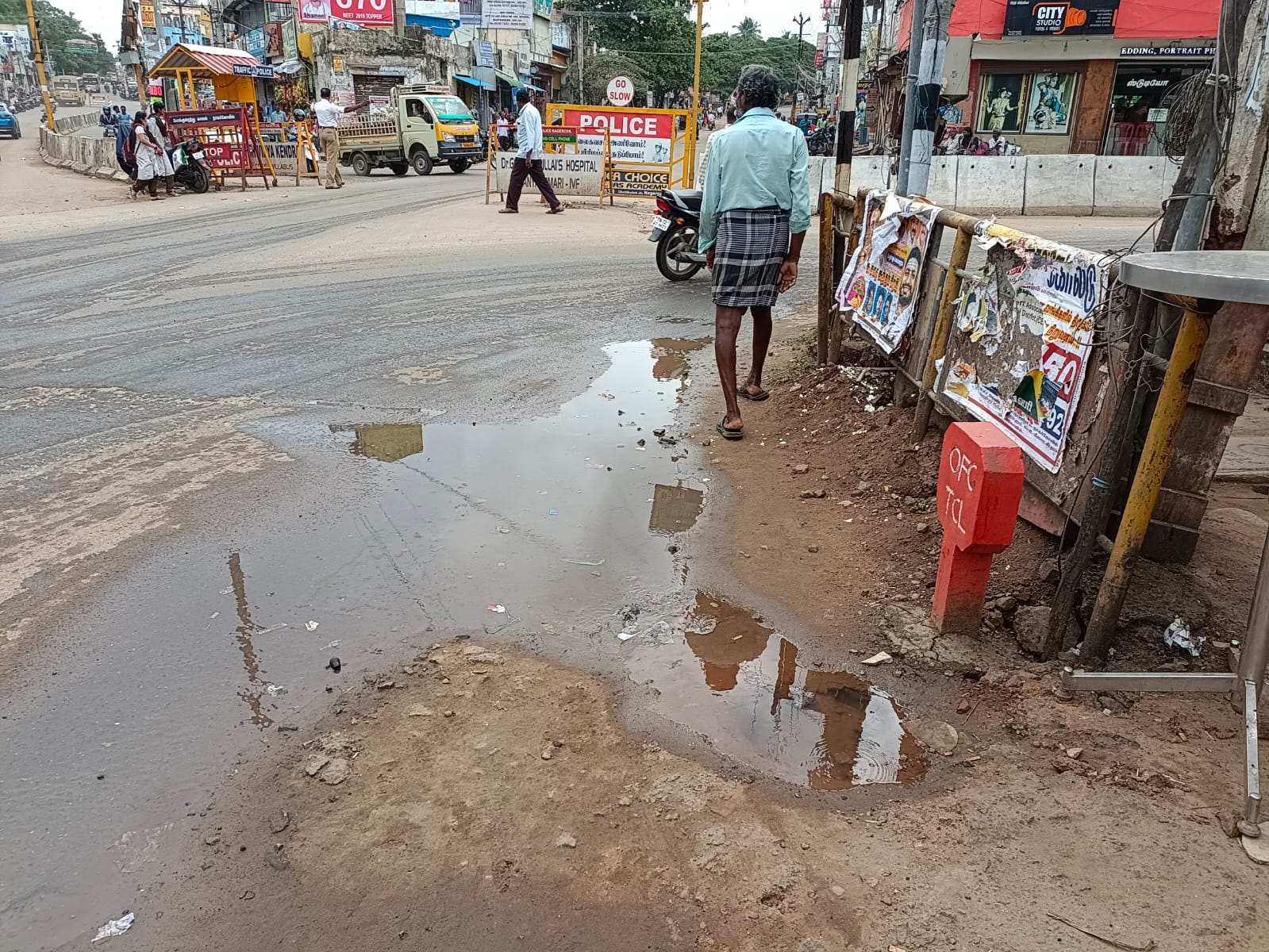 சாலையில் வீணாகும் குடிநீர்