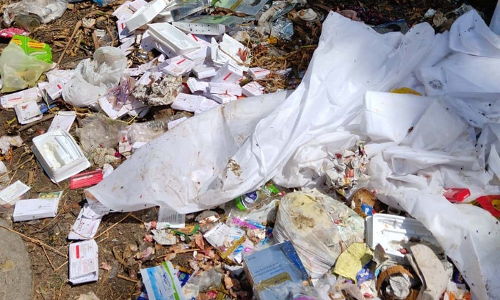 கொட்டிக்கிடக்கும் மருத்துவ கழிவுகள்