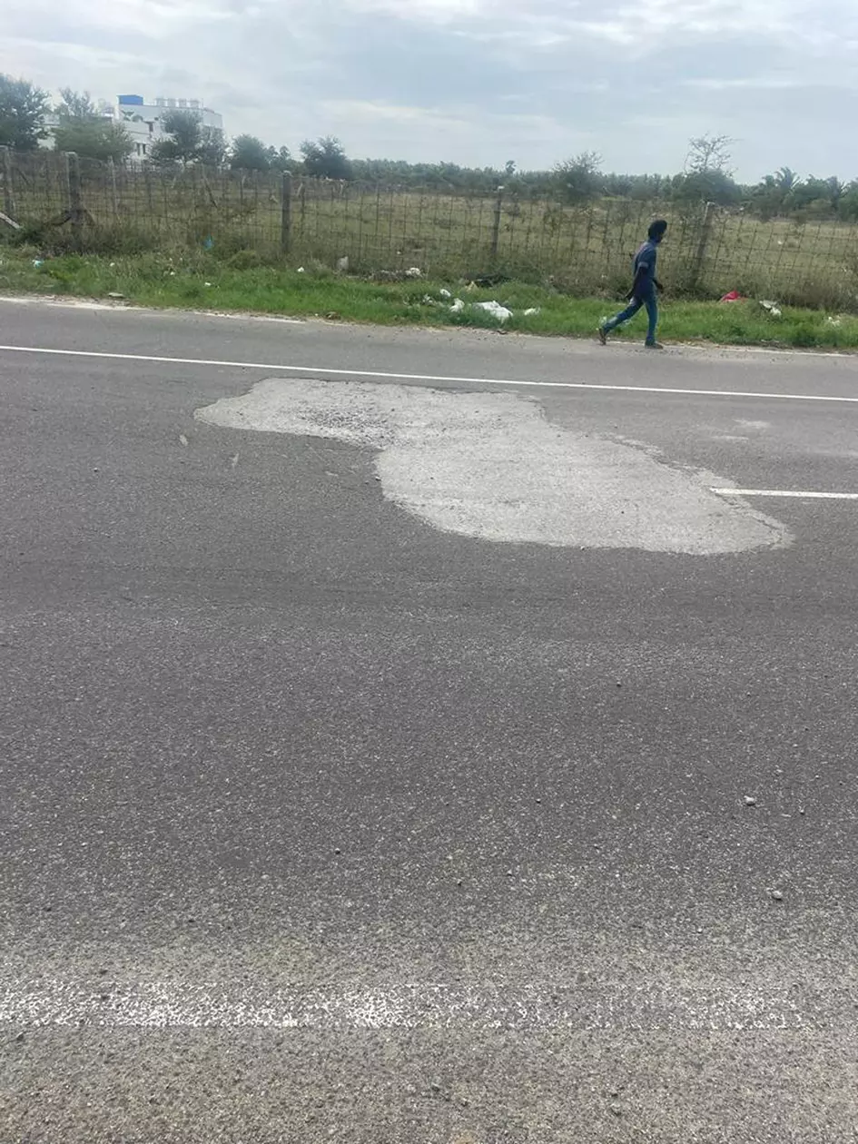 சேதமடைந்த  சாலை