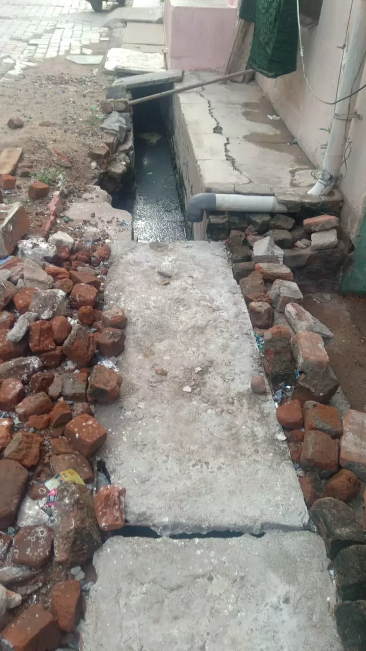 கழிவுநீர் வாய்க்காலில் அடைப்பு