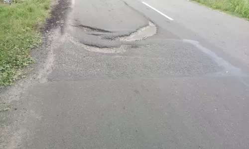 குண்டும், குழியுமான சாலை