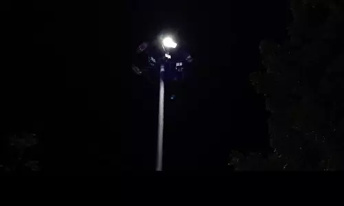 உயர்கோபுரத்தில் மின்விளக்குகள் எரியவில்லை உயர்கோபுரத்தில் மின்விளக்குகள் எரியவில்லை