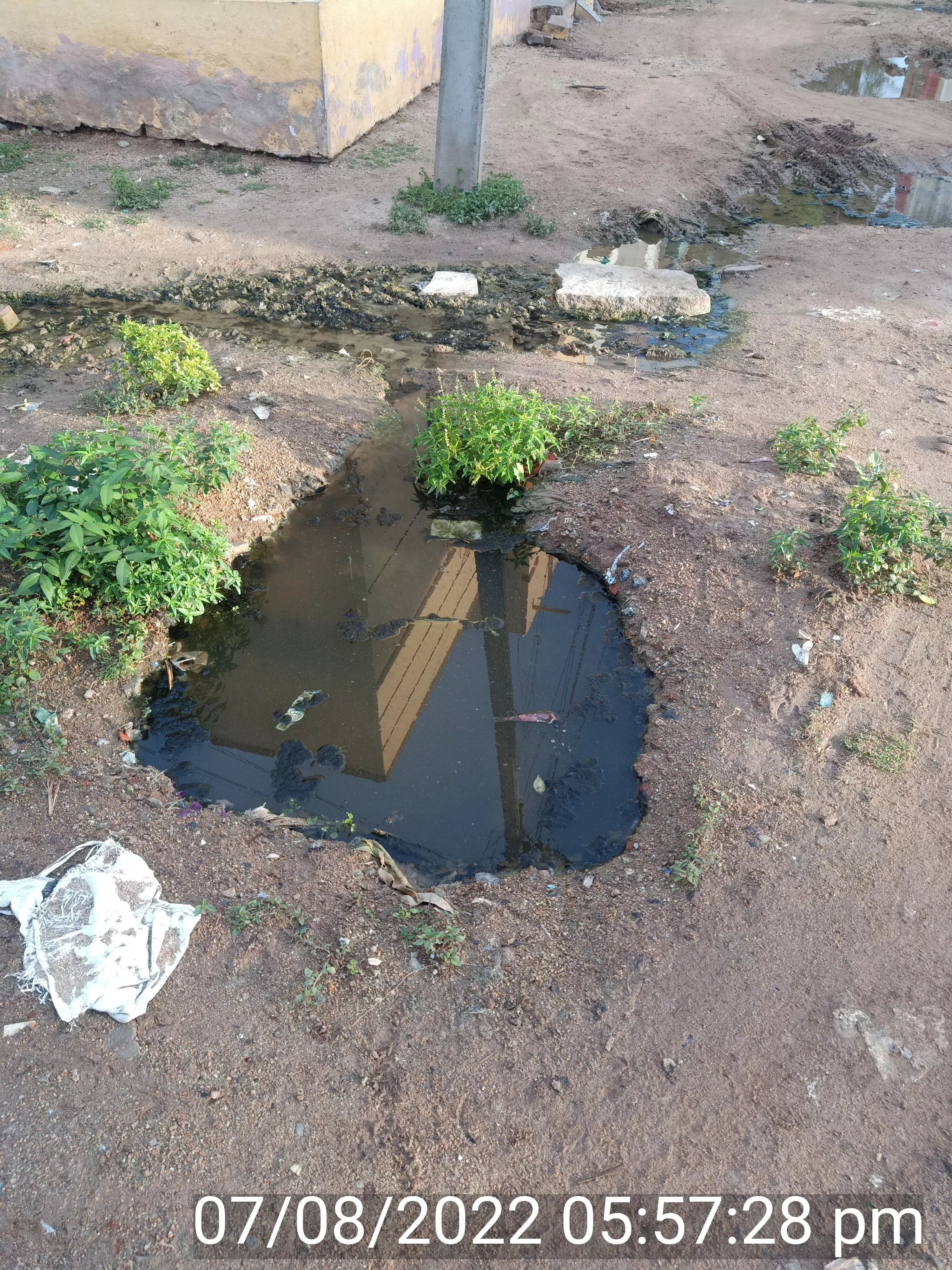 குடிநீர் இணைப்பில் கலக்கும் கழிவுநீர்