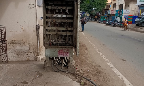 திறந்த நிலையில் மின் இணைப்பு பெட்டி