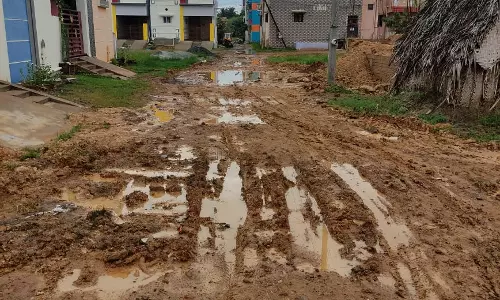 சீரமைக்கப்படாத சாலை சீரமைக்கப்படாத சாலை