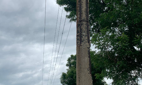 சேதமடைந்த மின்கம்பம் சேதமடைந்த மின்கம்பம்